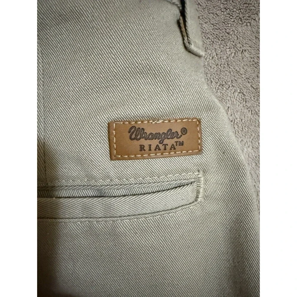 Wrangler Riata  33x32 Pleated Front Relaxed fit Fits Boots  Khaki 95KH
